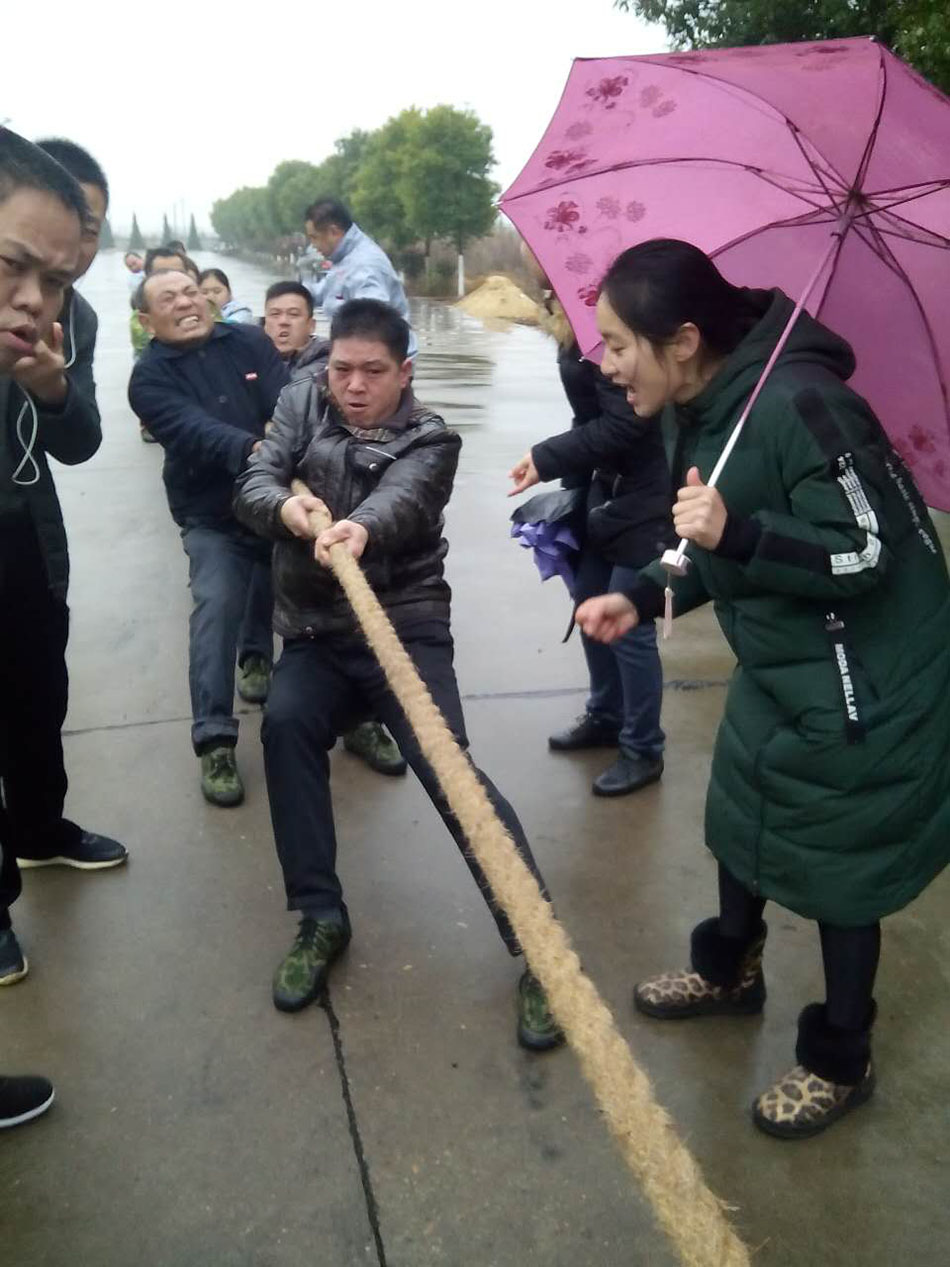 雷火电竞员工迎新春拔河比赛